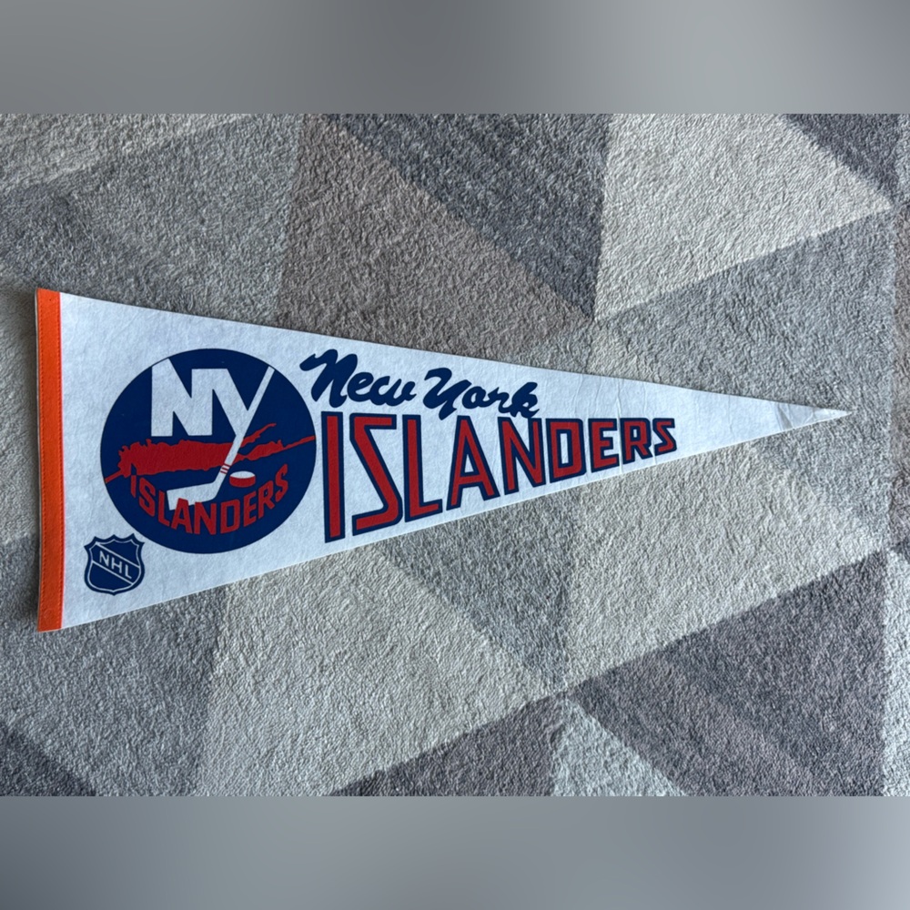EARLY 1970'S NEW
YORK ISLANDERS NHL
HOCKEY PENNANT FLAG